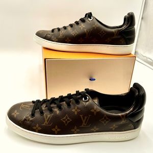 Authentic New Louis Vuitton unisex Frontrow sneakers Monogram Canvas.Size 40 EU